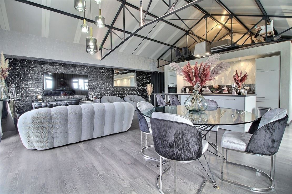 Magnifique loft entièrement rénové  Idéalement Situé à Luingne 
