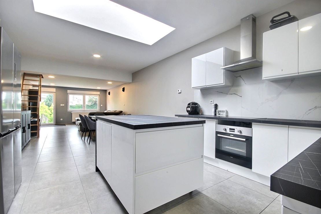 Jolie maison rénovée avec quatre chambres et garage
