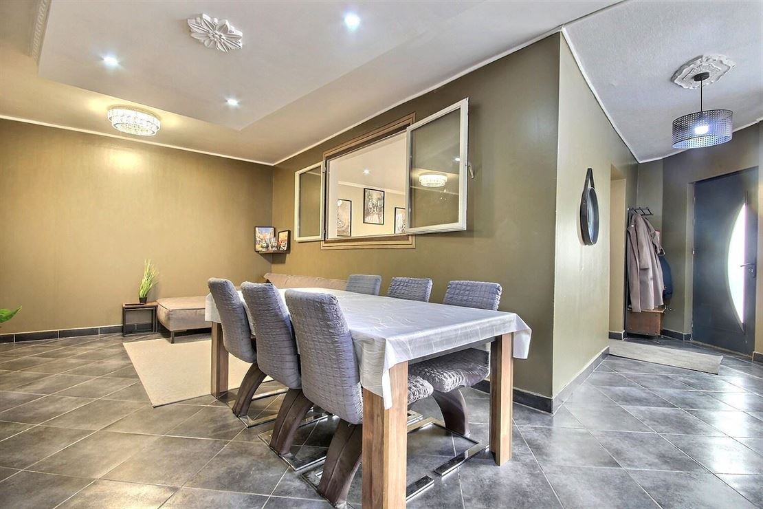 Maison familiale 4 chambres avec grand garage attenant et cour 
