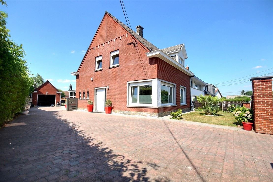 Maison 3 Façades avec Grand Garage et 4 Places de Parking à Luingne
