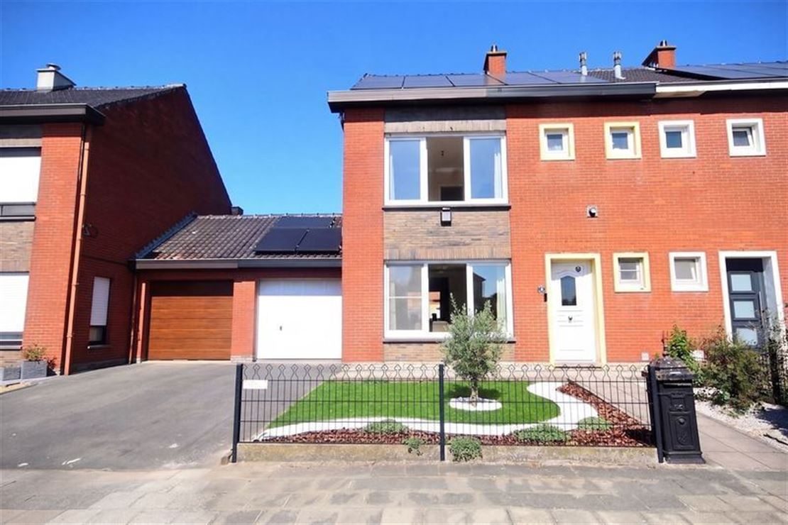 Jolie maison trois façades et garage dans un clos prisé à Luingne 
