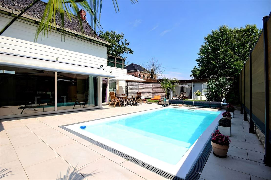 Superbe maison 3 façades avec piscine, garage 2 voitures! 
