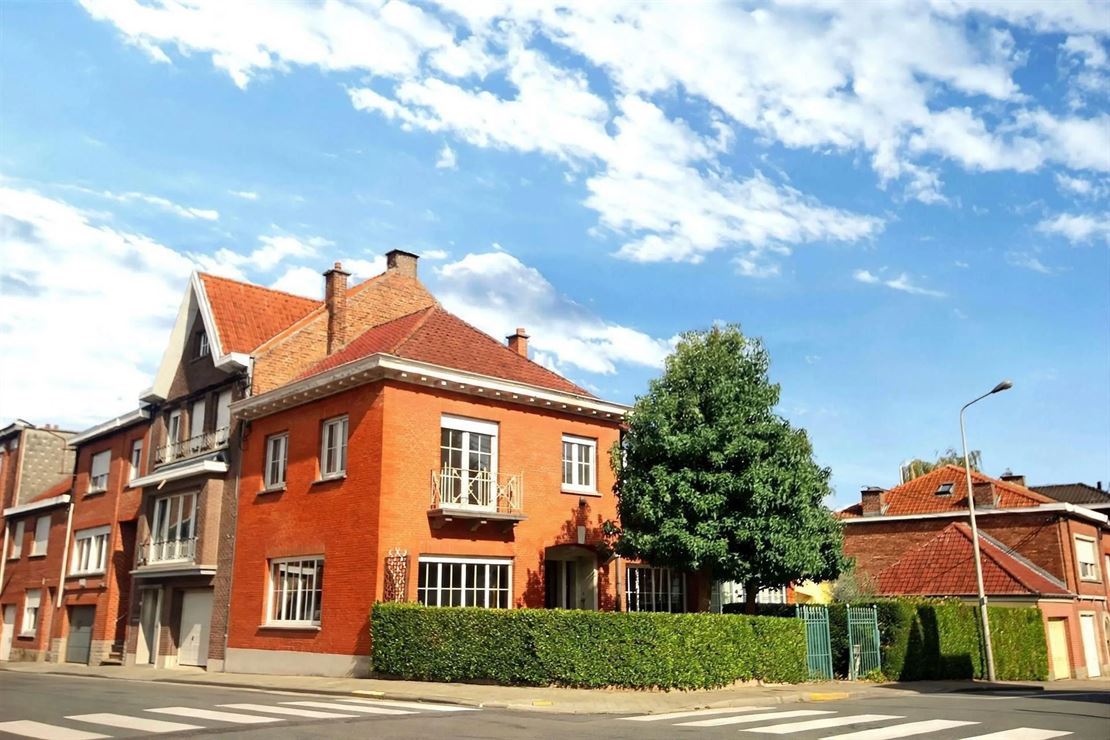 Charmante maison 3 façades avec jardin et double garage

