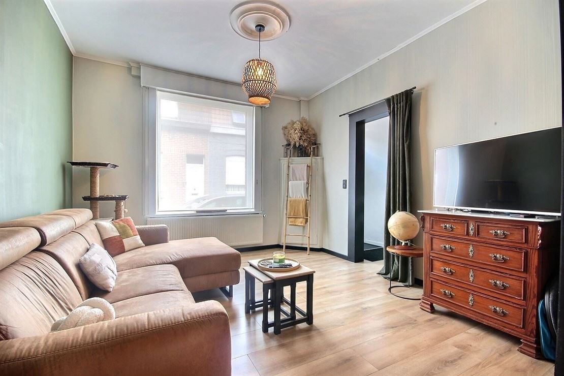 Jolie maison mitoyenne avec quatre chambres et jardin sud-est	
