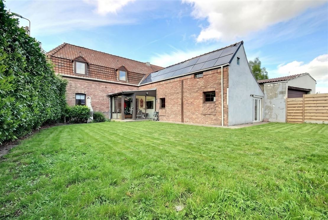Maison au style fermette à conforter avec garage et parking  
