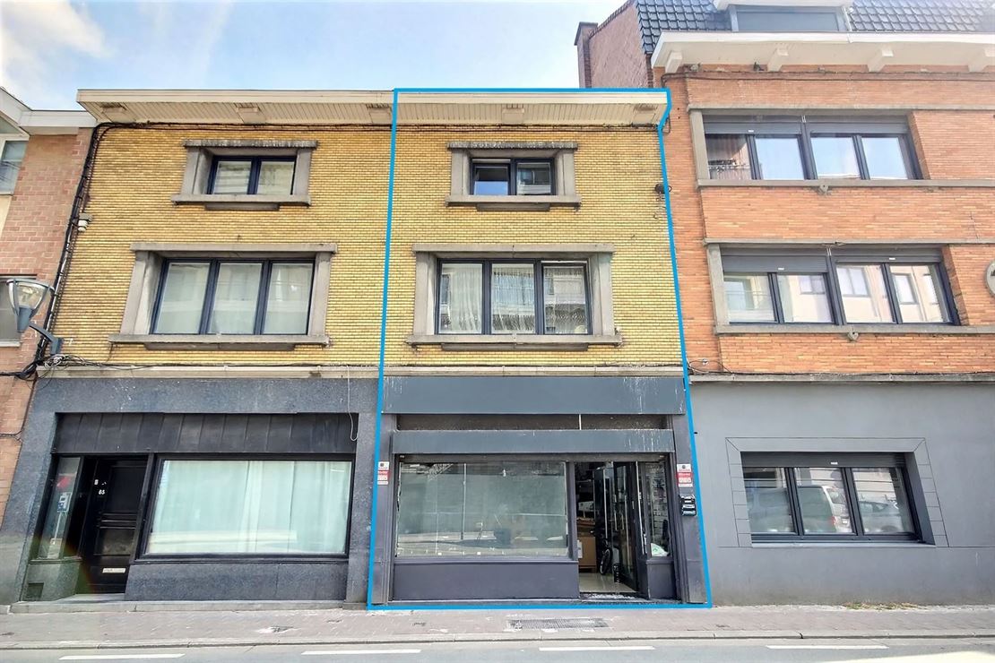Appartement 2 chambres avec grande terrasse et espace commercial en centre-ville