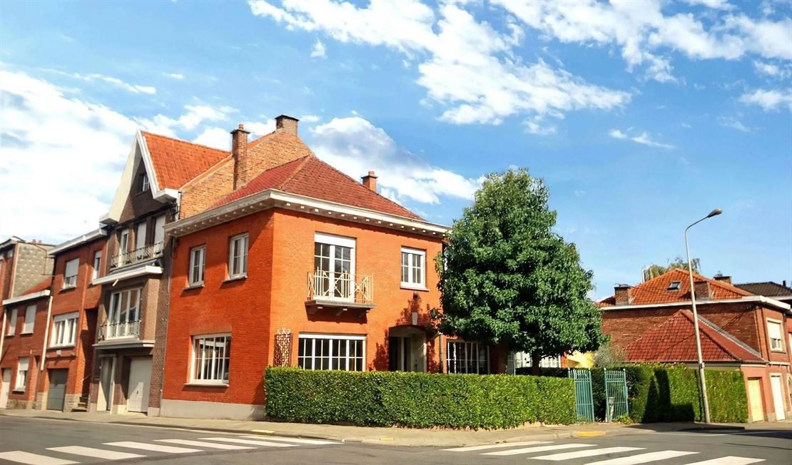 Charmante maison 3 façades avec jardin et double garage

