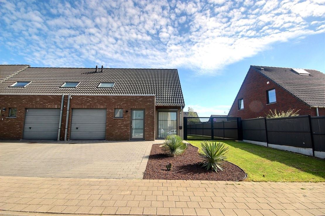 Superbe maison contemporaine de 2022 avec jardin, garage et parkings privatifs