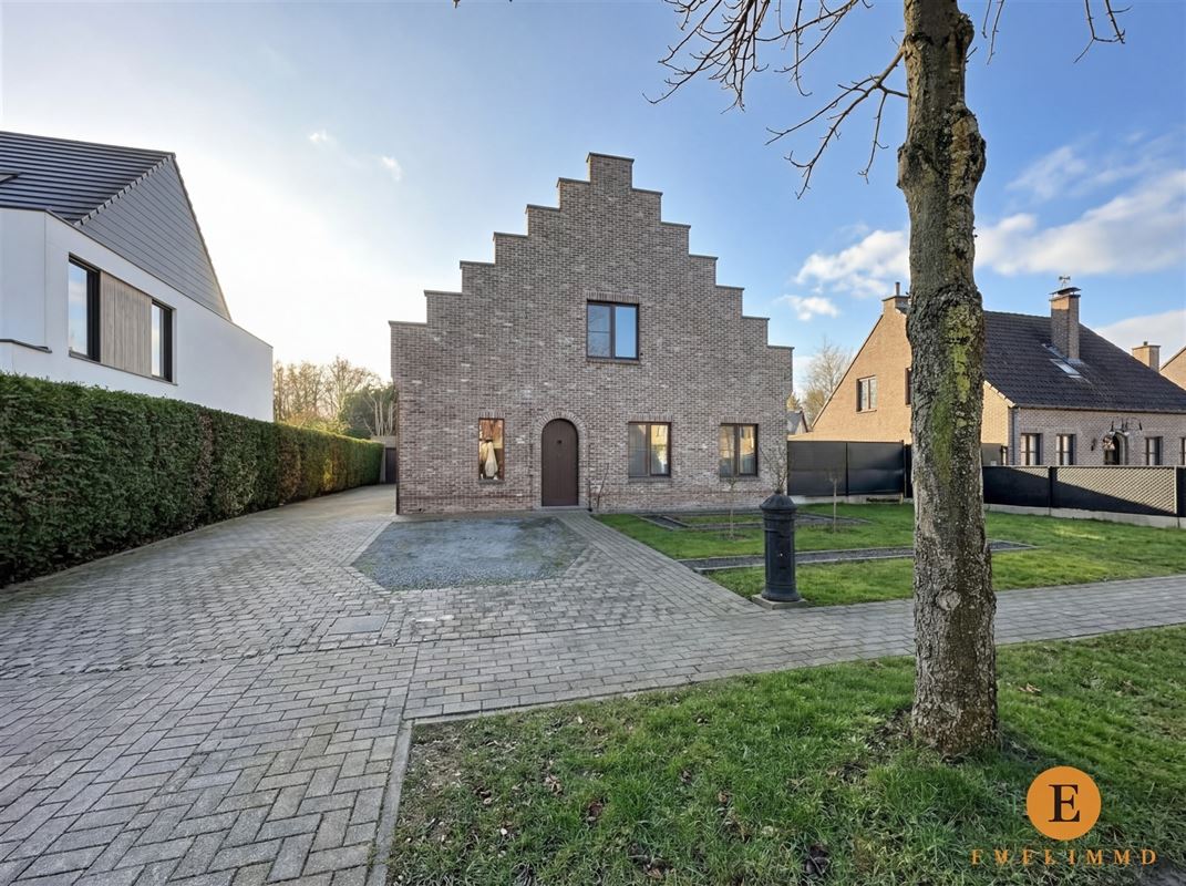 Statig residentieel landhuis met 4 slaapkamers en tuin.