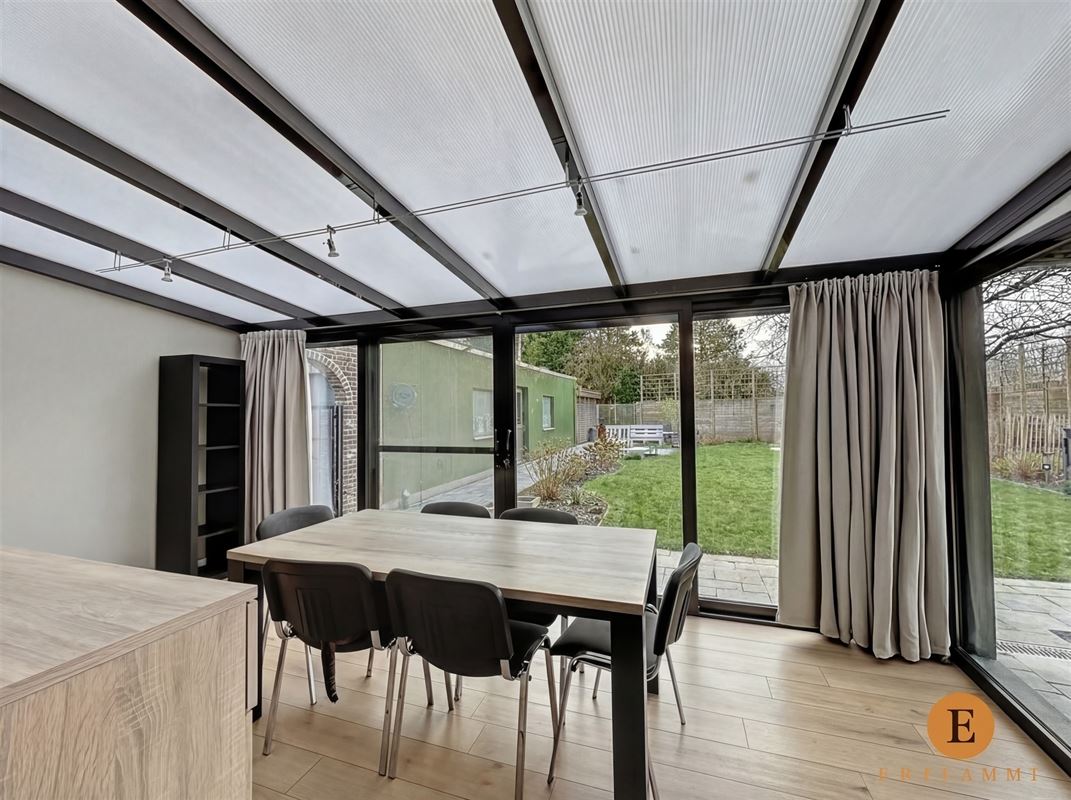 Statig residentieel landhuis met 4 slaapkamers en tuin.