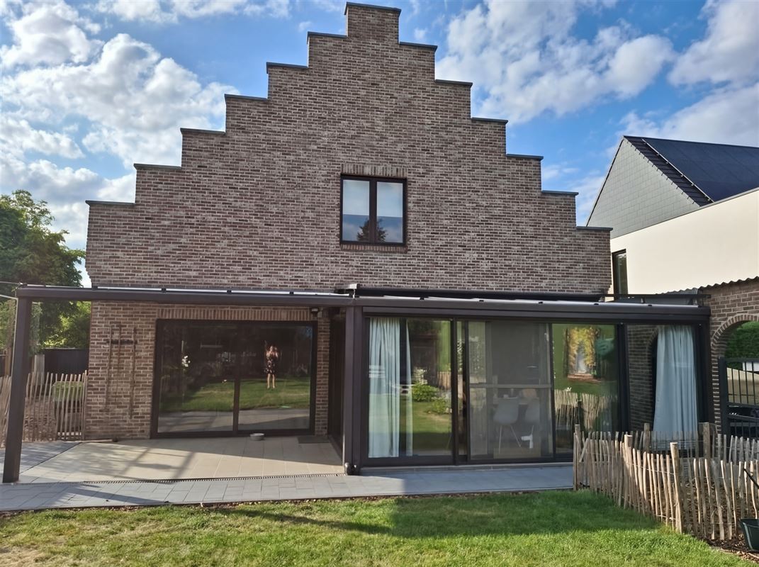 Statig residentieel landhuis met 4 slaapkamers en tuin.