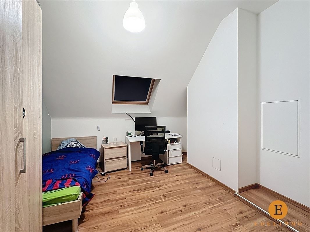 Statig residentieel landhuis met 4 slaapkamers en tuin.
