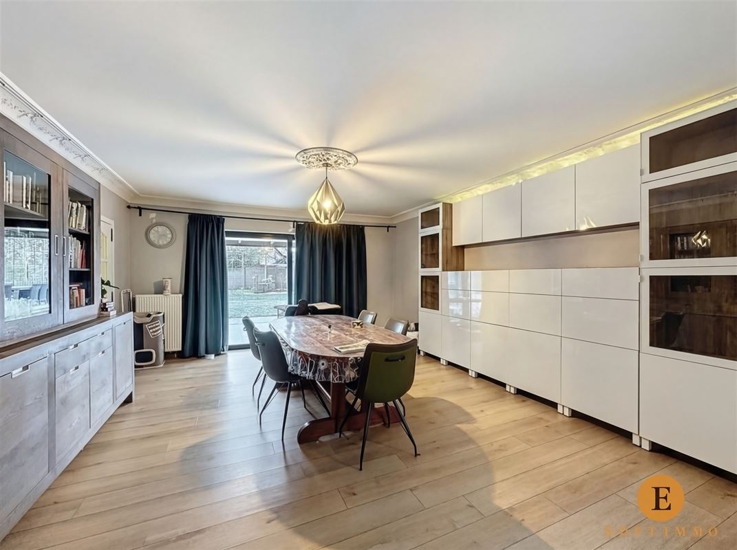 Statig residentieel landhuis met 4 slaapkamers en tuin.