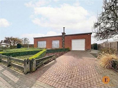 Te renoveren bungalow met 3 slaapkamers en garage.