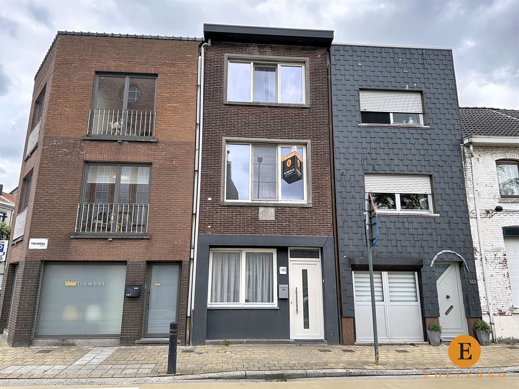 Interessante opbrengsteigendom met 2 à 3 slaapkamers nabij het station.