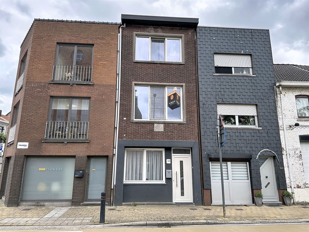 Interessante opbrengsteigendom met 2 à 3 slaapkamers nabij het station.