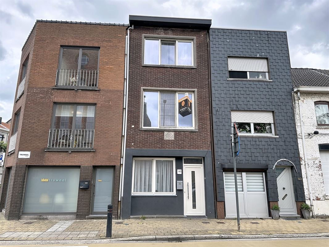 Interessante opbrengsteigendom met 2 à 3 slaapkamers nabij het station.
