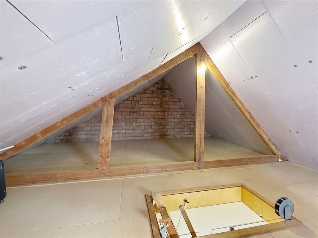 Instapklare HOB met oprit, garage en gezellige tuin.