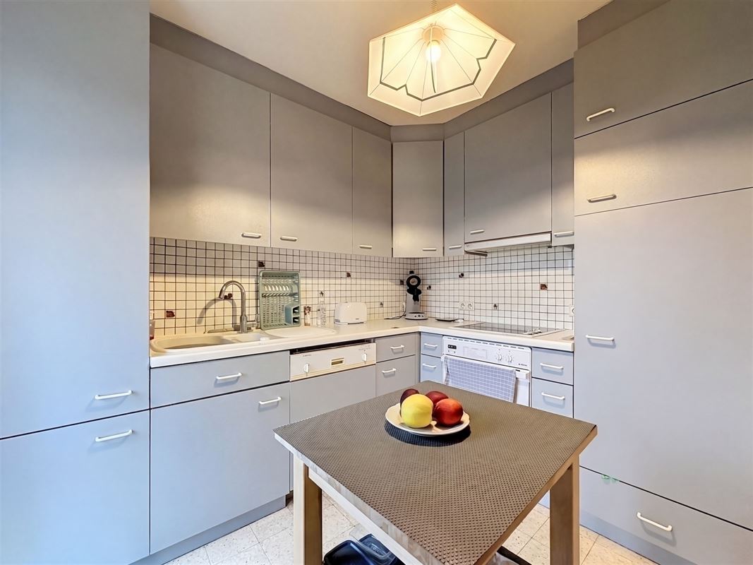 Goed onderhouden bel-etage met 3 slpks, garage en tuintje.