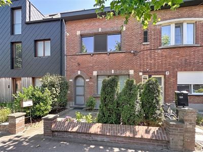Volledig gerenoveerde woning met drie slaapkamers in een charmante straat.