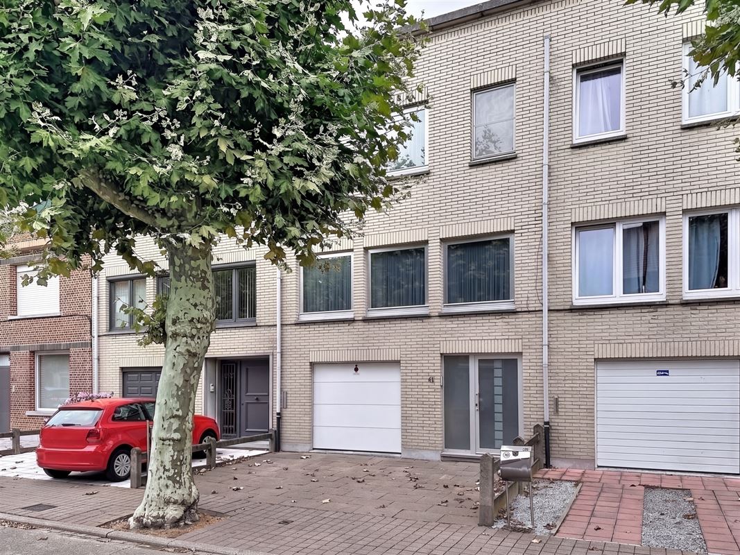 Goed onderhouden bel-etage met 3 slpks, garage en tuintje.