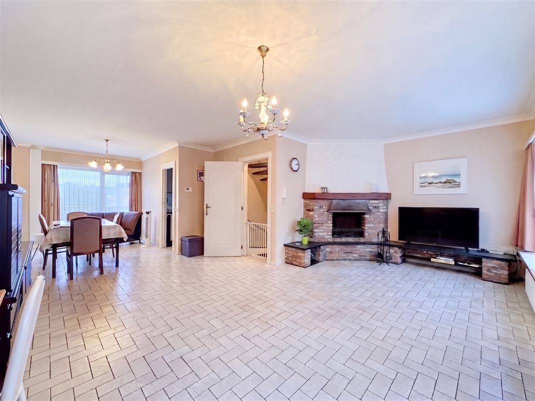 Goed onderhouden bel-etage met 3 slpks, garage en tuintje.