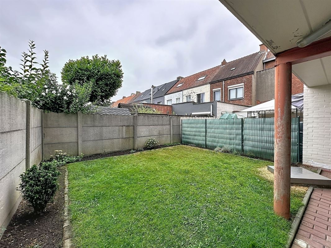 Goed onderhouden bel-etage met 3 slpks, garage en tuintje.