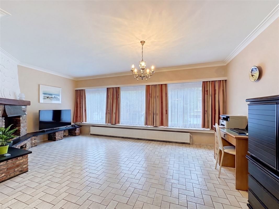 Goed onderhouden bel-etage met 3 slpks, garage en tuintje.