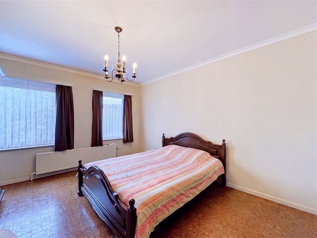 Goed onderhouden bel-etage met 3 slpks, garage en tuintje.