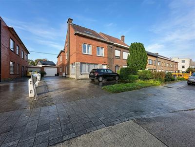 Gelijkvloers app. met garage, ruime oprit en terras in Haasdonk.