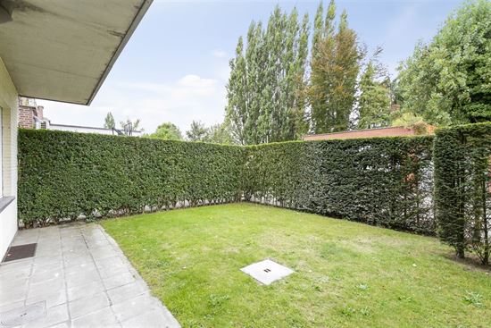 Gerenoveerd 2 slpk appartement met tuin en garage