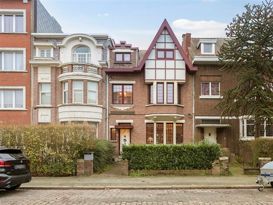 Woning in cottage stijl met 8 slaapkamers en tuin