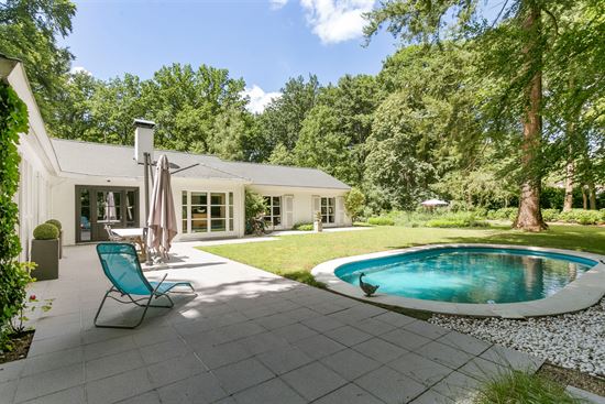 Gerenoveerde laagbouwvilla met zwembad in Kapellenbos