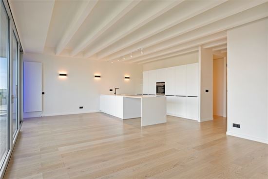Hoogwaardig gerenoveerd 3-slpk app. met 2 terrassen en garagebox