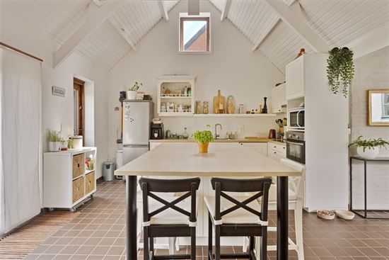 Instapklare woning met grote tuin vlakbij het dorp