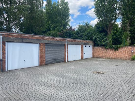 Gesloten, bovengrondse garagebox op de Grotesteenweg te Berchem
