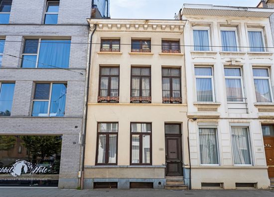 Te renoveren herenwoning met dubbele garagebox