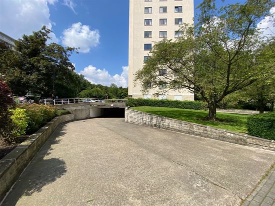 Handige, brede ondergrondse garagebox ter hoogte van Fruithoflaan 108