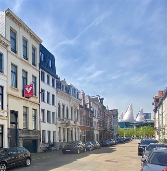 Herenwoning met magazijn & dubbele garage