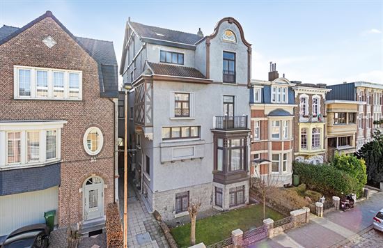 Statige meesterwoning met riante tuin in Pulhof