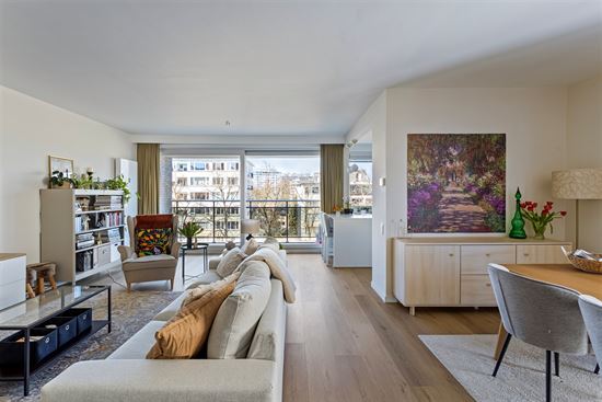 Tot in de puntjes gerenoveerd hoekappartement met 2 terrassen