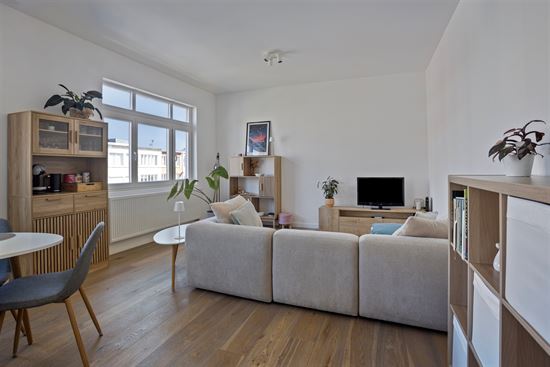 gerenoveerd 2 slaapkamer appartement met terrasje