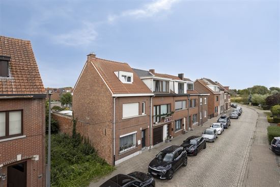 Gunstig gelegen, diep stuk bouwgrond incl.vergunde plannen