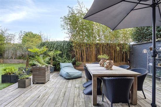 Gelijkvloersappartement (233m²) met zalige tuin