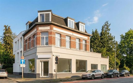 Handelspand met handelgelijkvloers en verhuurd duplex app.