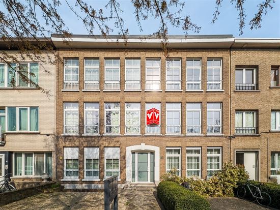 Opgefrist 2 slapakamerappartement nabij Fruithoflaan