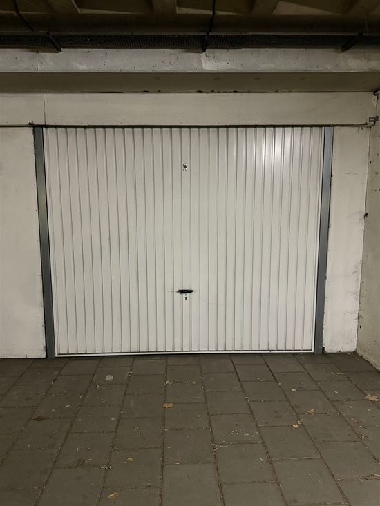 Garagebox met elektrische poort