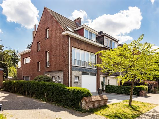 Halfopen bel-étage met zonnige tuin en magazijn