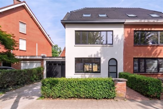 Smaakvol gerenoveerde gezinswoning in de Elsdonkwijk