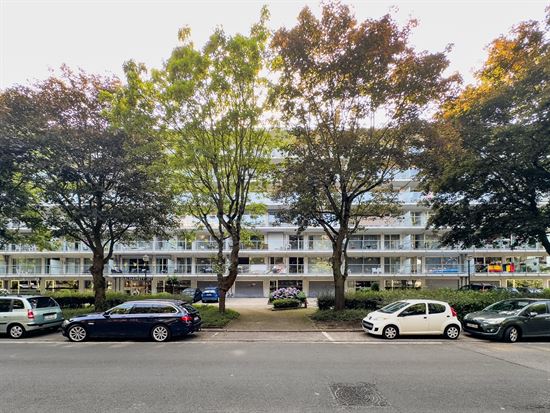 Ruim appartement met garagebox te Rivierenhof